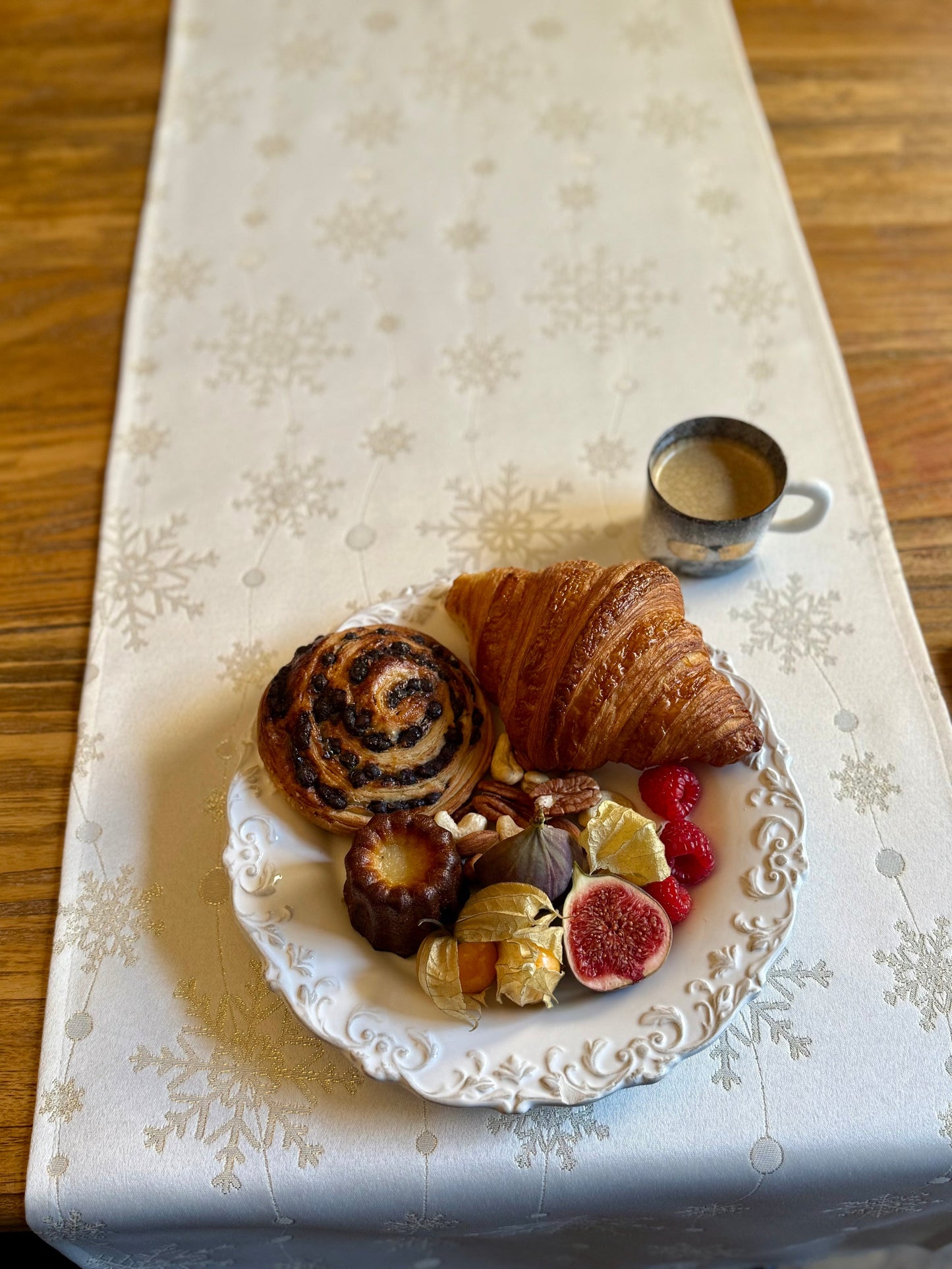 Christmas Table Runner, different sizes | Golden Snowfall