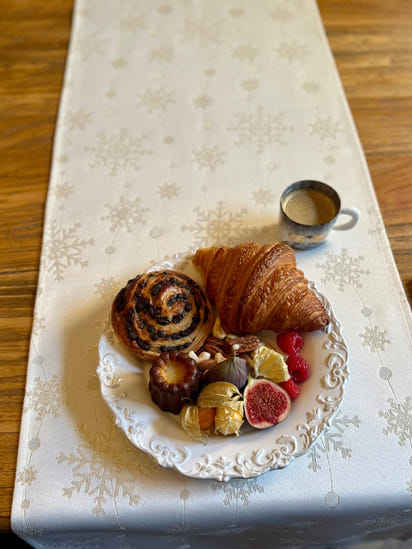 Christmas Table Runner, different sizes | Golden Snowfall