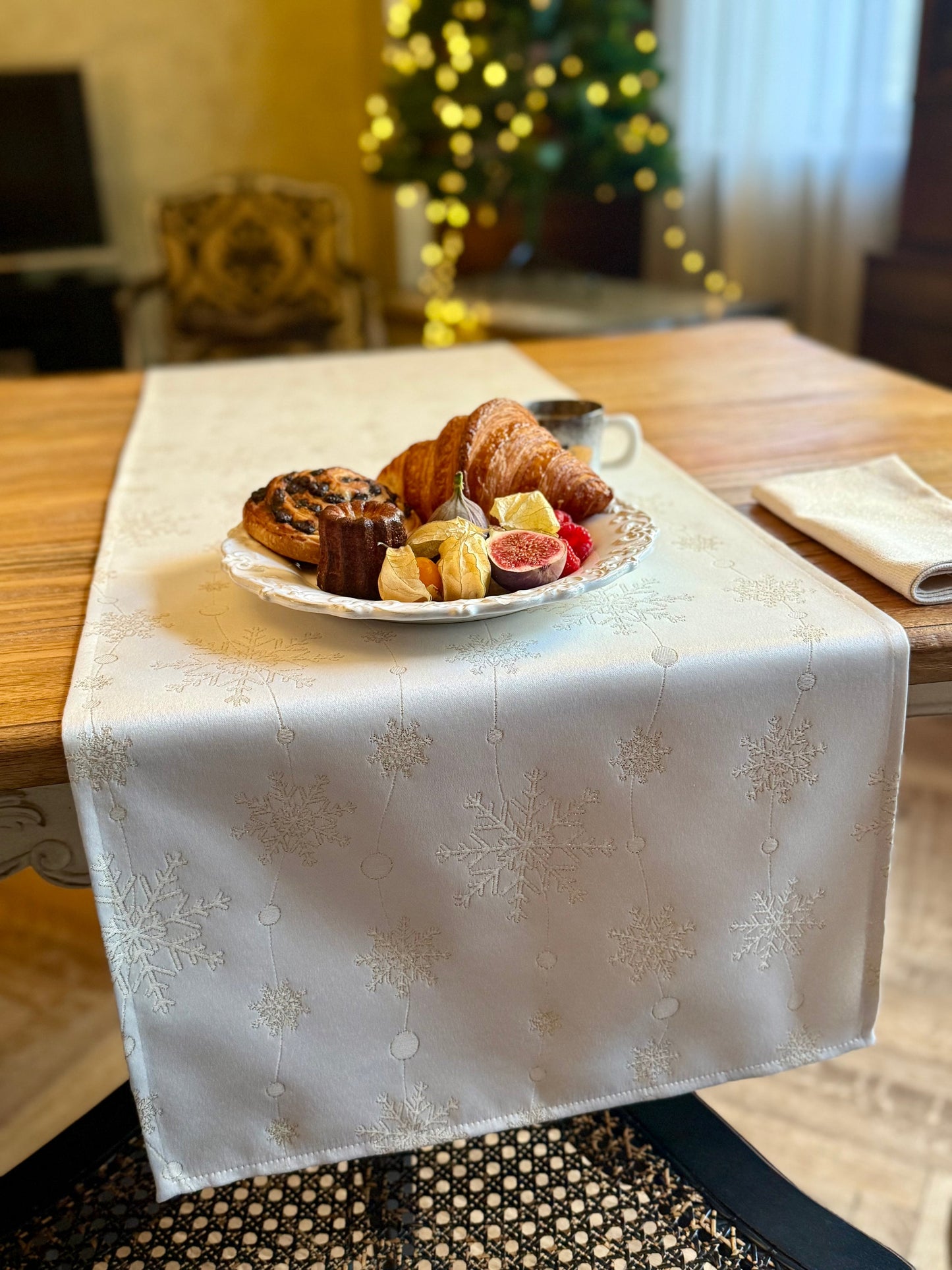 Christmas Table Runner, different sizes | Golden Snowfall